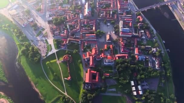 Vlucht over de oude stad — Stockvideo