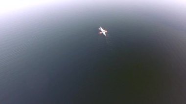 insanlar turist tekne içinde göl üzerinde seyahat.