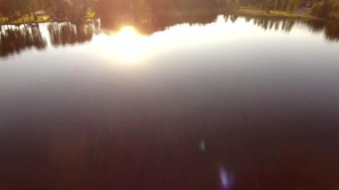 insanlar turist tekne içinde göl üzerinde seyahat.