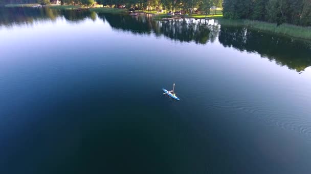 Insanlar turist tekne içinde göl üzerinde seyahat. — Stok video