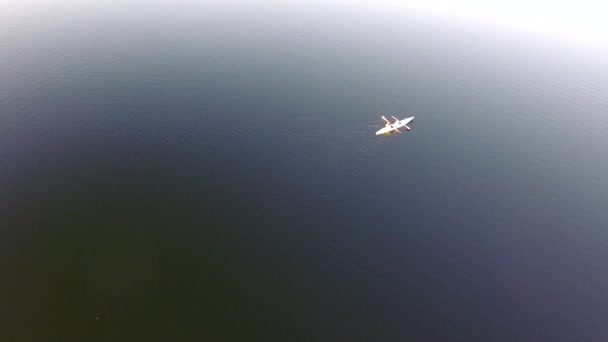 Menschen reisen in Touristenboot über den See — Stockvideo