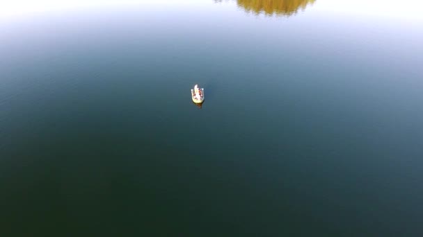 As pessoas viajam em barco turístico sobre o lago — Vídeo de Stock