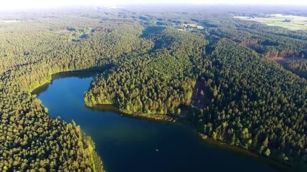 Letecký pohled na krásné jezero — Stock video