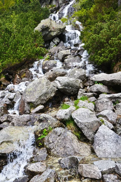 Arroyo de agua en pendientes — Foto de Stock