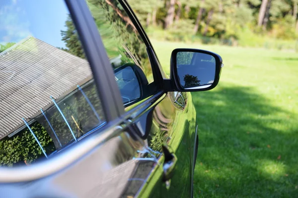 Boční zrcátko na moderní auto — Stock fotografie