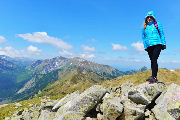 Jeune femme dans les montagnes — Photo