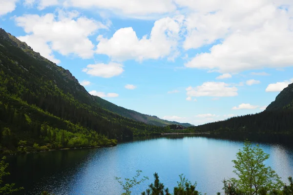 Чистое озеро среди гор — стоковое фото