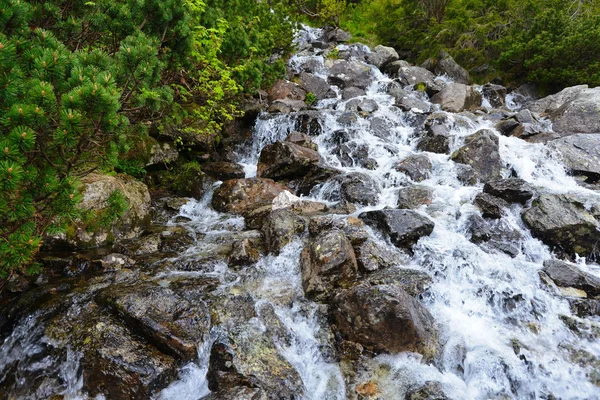 Водяний потік на схилах — стокове фото