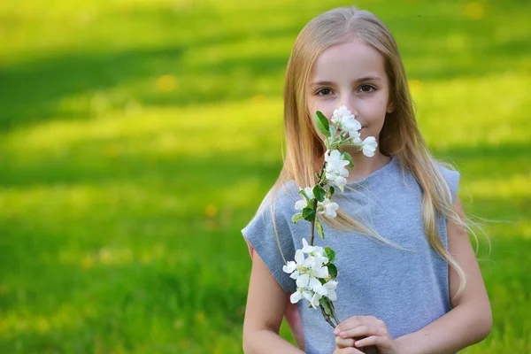 Flicka på grön gräsmatta — Stockfoto