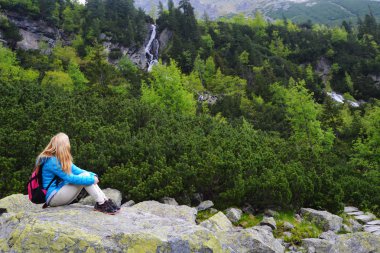 mavi ceket ve dağların yamaçlarında kadında