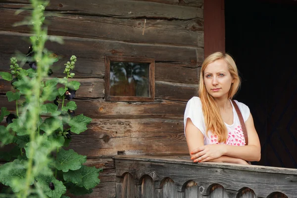 Vacker kvinna på house — Stockfoto