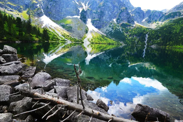 Jasné jezero mezi horami — Stock fotografie