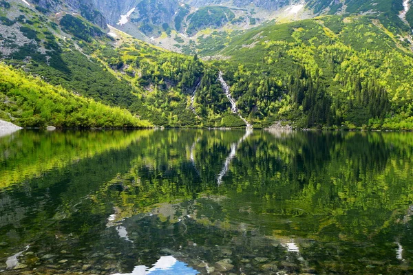 Lac clair parmi les montagnes — Photo