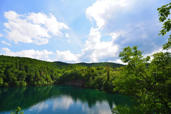 Чистое озеро среди гор — стоковое фото
