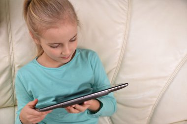 Sevimli kız dijital tablet kullanma