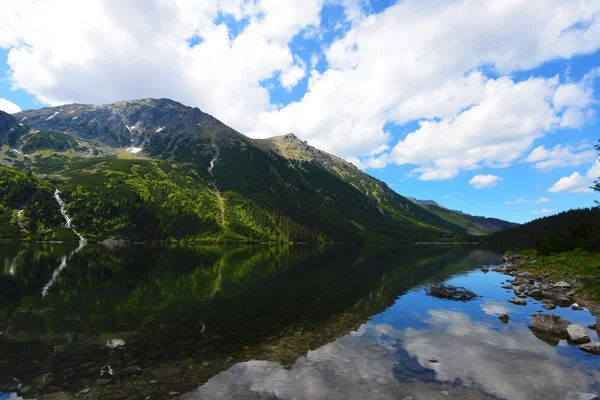 Lago claro entre montanhas — Fotografia de Stock