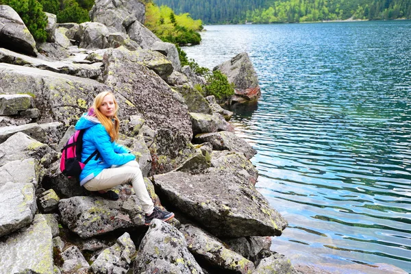 Jonge vrouw op de bergen — Stockfoto