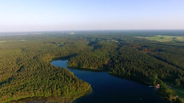 Letecký pohled na krásné jezero — Stock video