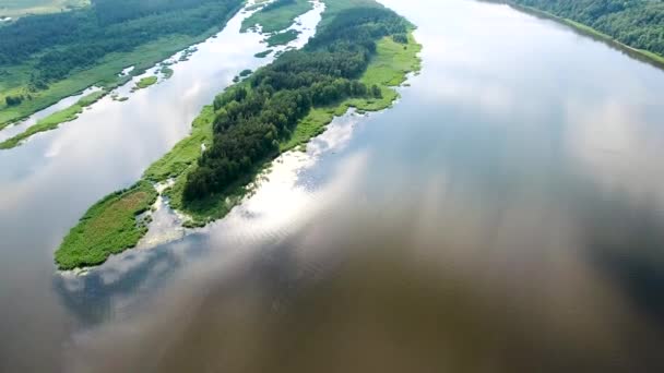 Hermoso río con bancos verdes — Vídeos de Stock