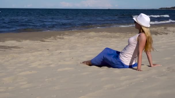 Mulher na praia do mar — Vídeo de Stock