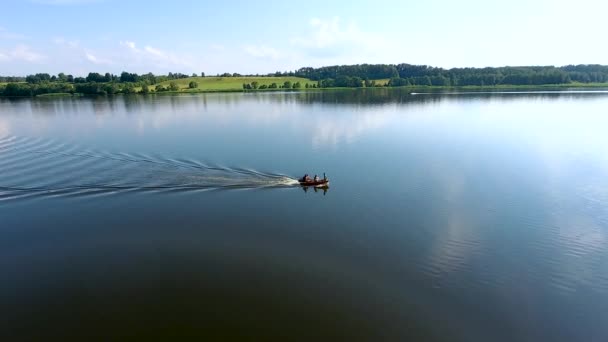 Boat crossing river — Stock Video