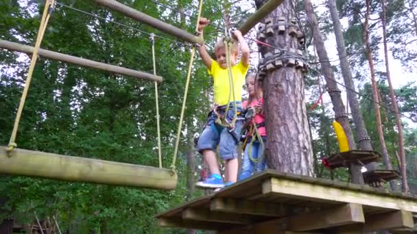 Enfants jouant dans le parc d'aventures 