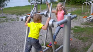 Macera parkta oynayan çocuklar