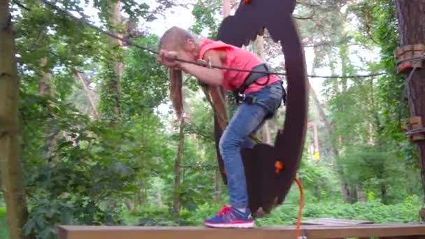 fille jouer dans aventures parc 