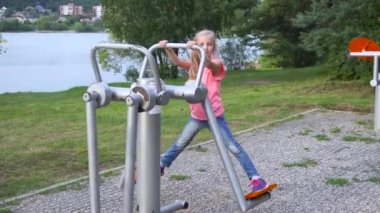 Macera parkta oynayan çocuklar