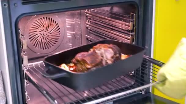 Vlees in de oven gebakken — Stockvideo