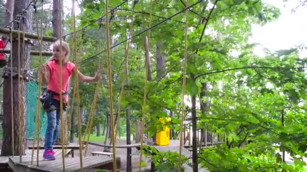 Enfants jouant dans le parc d'aventures 
