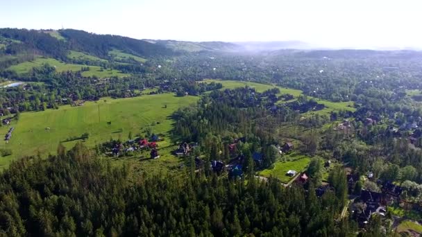 Verde montañas valle vista aérea — Vídeos de Stock