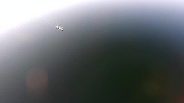 As pessoas viajam em barco turístico sobre o lago — Vídeo de Stock