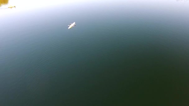 As pessoas viajam em barco turístico sobre o lago — Vídeo de Stock