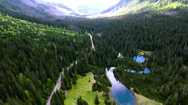 Piękne górskie jezioro z waterfals — Wideo stockowe