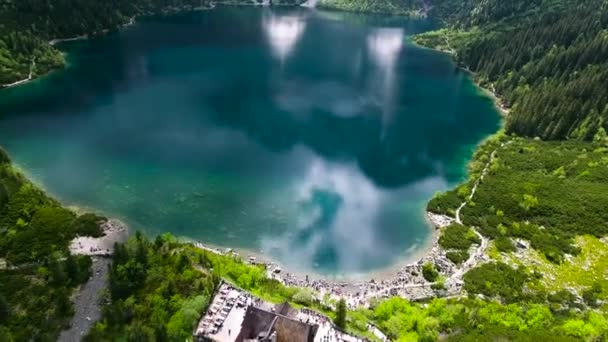 Krásné horské jezero s waterfals — Stock video
