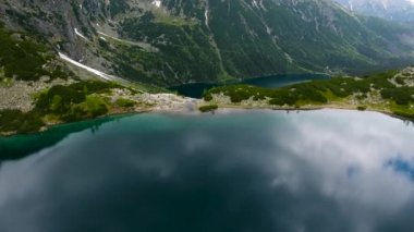 güzel dağ gölü ile waterfals