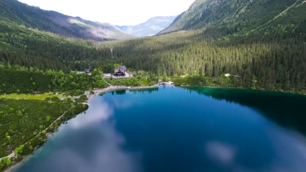 Beau lac de montagne avec waterfals — Video
