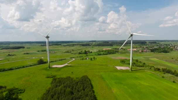 Turbinas eólicas em campos verdes — Vídeo de Stock