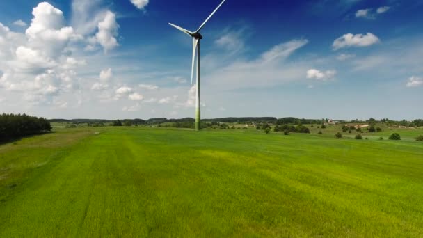 Ветряные турбины на зеленых полях — стоковое видео
