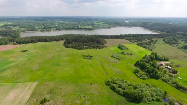 Jezioro piękny widok z lotu ptaka — Wideo stockowe