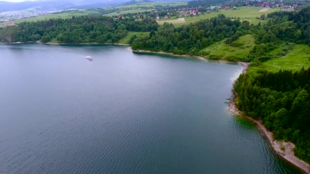 아름다운 호수를 공중에서 바라본 모습 — 비디오