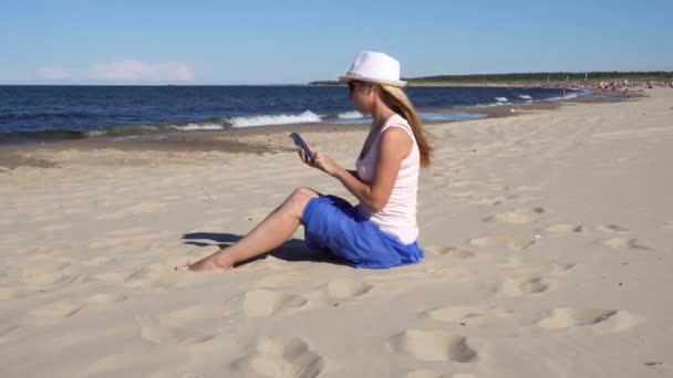 Mujer haciendo foto de sus hijos en la playa del mar — Vídeo de stock