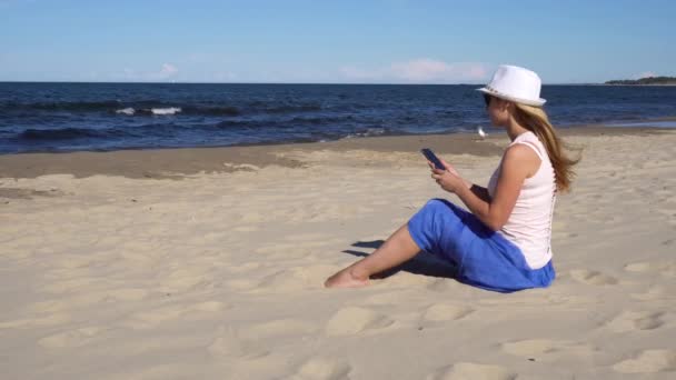 Woman making photo of her kids on the sea beach — Stock Video