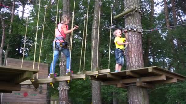 Crianças brincando no parque de aventuras — Vídeo de Stock