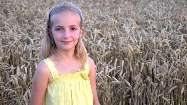 Roztomilá dívka v pšeničné pole — Stock video