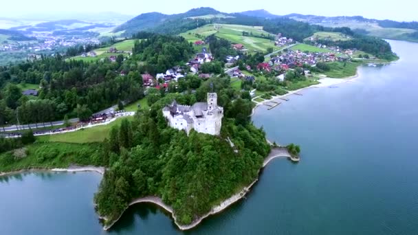 Oude kasteel op de oever van het meer — Stockvideo