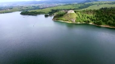Kalenin göl kıyısında havadan görünümü