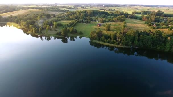 Letecký pohled na krásné jezero — Stock video