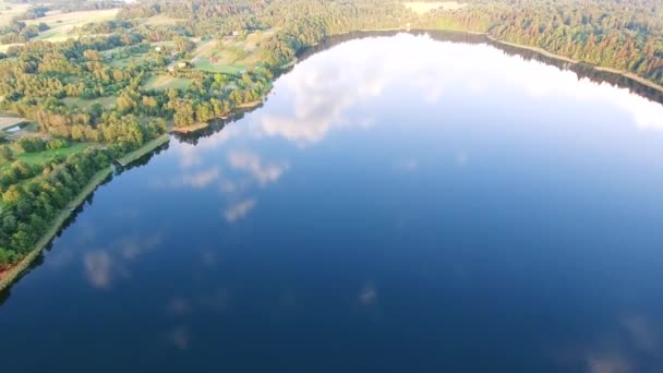 Hermosa vista aérea del lago — Vídeos de Stock